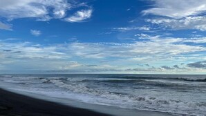 A beach with waves and a partly cloudy sky. - Villa Cielo, Casa de Playa Frente al mar (Provincia de Puntarenas)