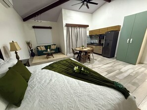 3 habitaciones, tabla de planchar con plancha, wifi y ropa de cama 
