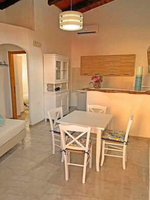 Departamento Confort | Área de sala de estar | Televisión de pantalla plana de 32 pulgadas con canales por cable 