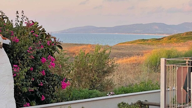 A balcony with a view of the sea and hills. - Villa Rosa dei Venti (Valledoria)