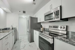 Geladeira, micro-ondas, fogão, cooktop