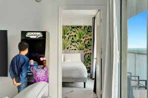 3 habitaciones, escritorio y tabla de planchar con plancha 