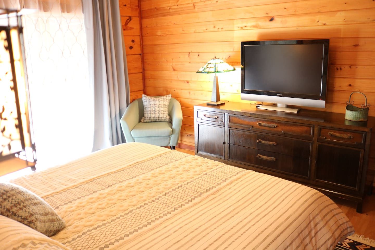 3 bedrooms, desk, iron/ironing board, travel crib