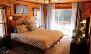 3 soverom, skrivebord, strykejern/-brett og reiseseng for barn
