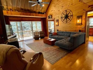 スマートテレビ、暖炉、テレビゲーム、DVD プレーヤー