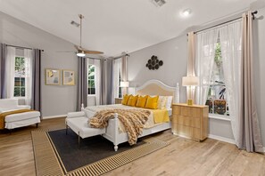 5 Schlafzimmer, Schreibtisch, Bügeleisen/Bügelbrett, Reisekinderbett