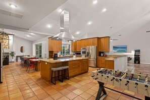 Fridge, microwave, oven, stovetop - Cozy IMG Getaway! Heated Pool, Spa, Game Room! (Bradenton)