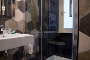 Dusch, hårtork, bidé och handdukar