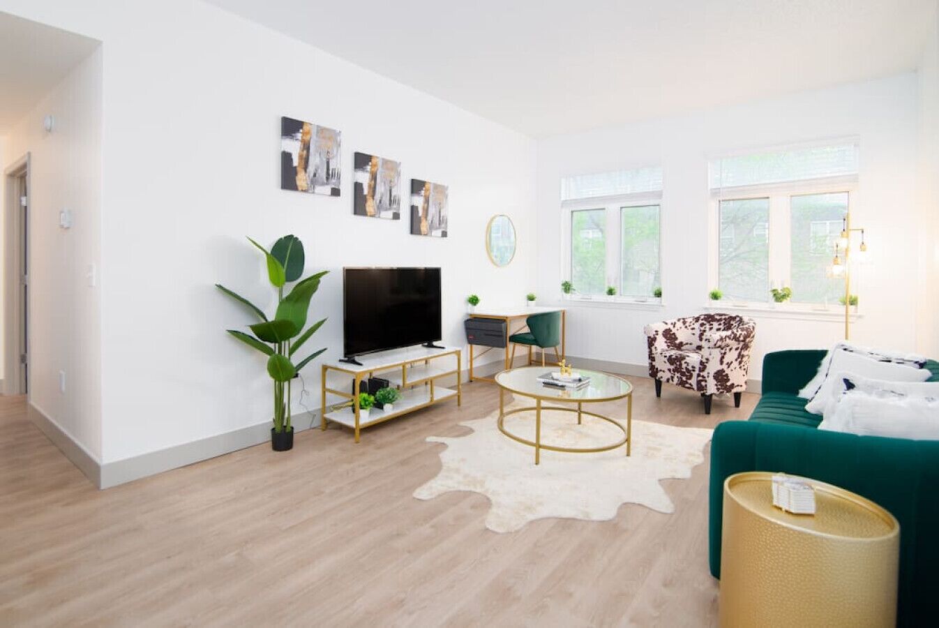 Modern 2BR Apt in Uptown - Free Parking!