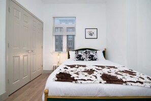 4 habitaciones, escritorio, tabla de planchar con plancha y wifi 