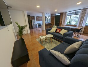 Smart TV - HolyBaños Cozy villa in Baños Ecuador. For families & friends w/ hot tub (Tungurahua)