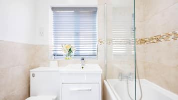 House | Bathroom | Combined shower/bathtub, deep-soaking bathtub, towels