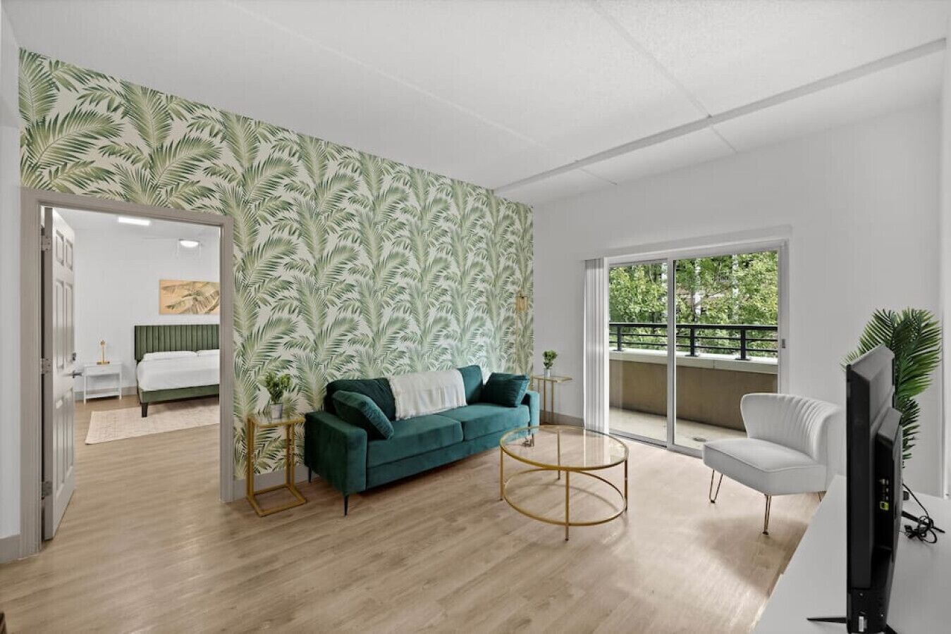 Sunny Green Apt - Walk everywhere!