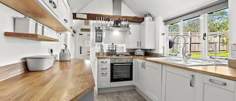 Fridge, oven, dishwasher, coffee/tea maker