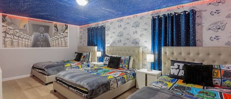 9 habitaciones, escritorio y tabla de planchar con plancha