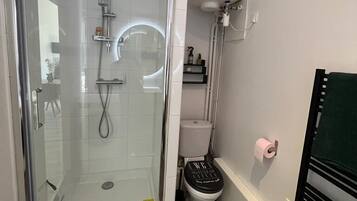 Een douche, een haardroger, handdoeken