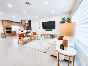 Een smart-tv, een stereo en een printer