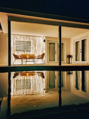 Een buitenzwembad, een verwarmd zwembad