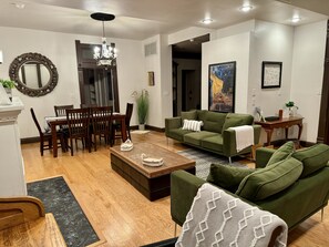 Smart TV, fireplace, books - Charming 19th Century Victorian 4 Bedroom in downtown Webb City! (Webb City)