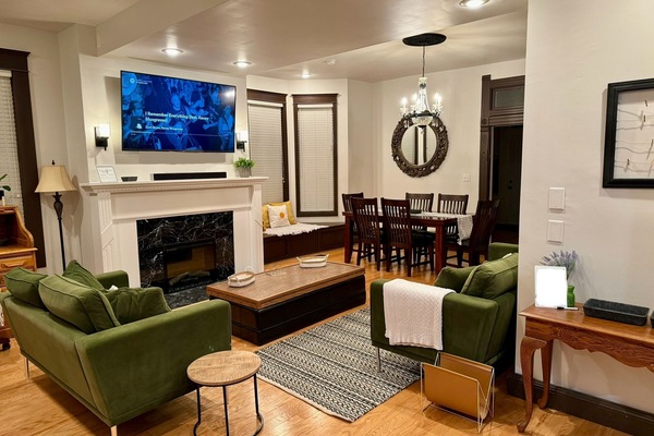 Smart TV, lareira, livros