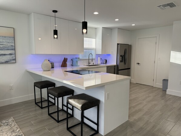 Kühlschrank, Mikrowelle, Ofen, Herdplatte