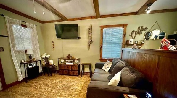 Smart TV, fireplace, books - FAST WI-FI Sardis Lake Cabin (Como)
