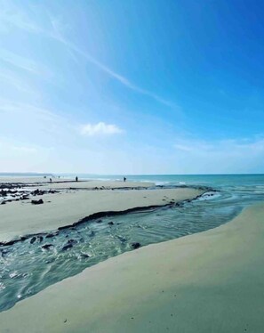 A beach with clear skies and calm waters. - Appartement-terrasse de la Côte (Boulogne-sur-Mer)