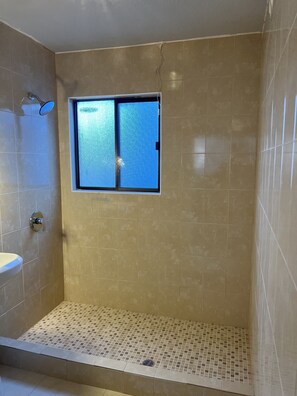 Hair dryer, towels, soap, toilet paper - Two story, 3 bedroom house in quiet neighborhood (Juárez)