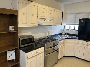 Private kitchen - Two story, 3 bedroom house in quiet neighborhood (Juárez)