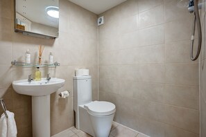 Dusj, hårføner og håndklær