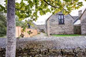 Property grounds - The Dovecote | Woodstock Holiday Let | 1 Bed & Sleeps 2 (Woodstock)