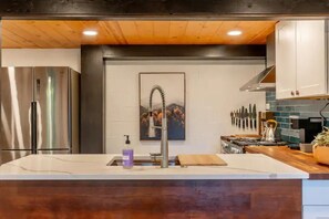 Fridge, oven, stovetop, coffee/tea maker