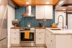 Fridge, oven, stovetop, coffee/tea maker - Logger Creek Walkout~ Waterfront Getaway (Boise)