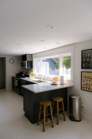 Réfrigérateur, four à micro-ondes, un four, surface de cuisson