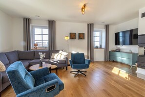 Tv, eldstad, böcker och en stereo