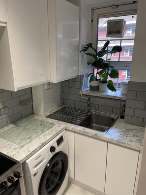 Fridge, microwave, oven, coffee/tea maker