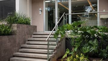 Vista frontal de la propiedad