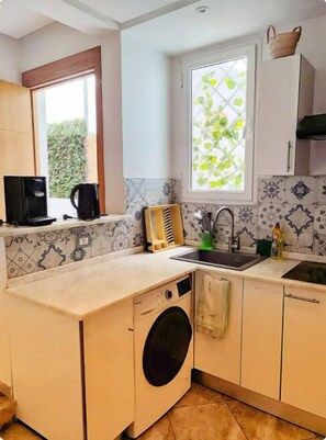 Refrigerador, horno, parrilla de estufa y cafetera y tetera 