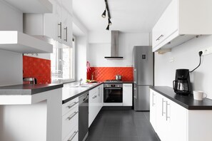 Frigorifero, forno, piano cottura, lavastoviglie