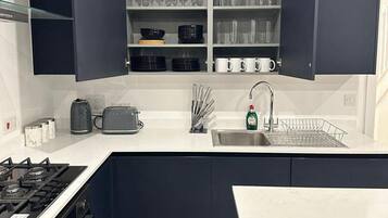 House | Private kitchen | Fridge, microwave, oven, stovetop