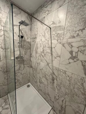 Hus | Bad | Dusj, hårføner og håndklær