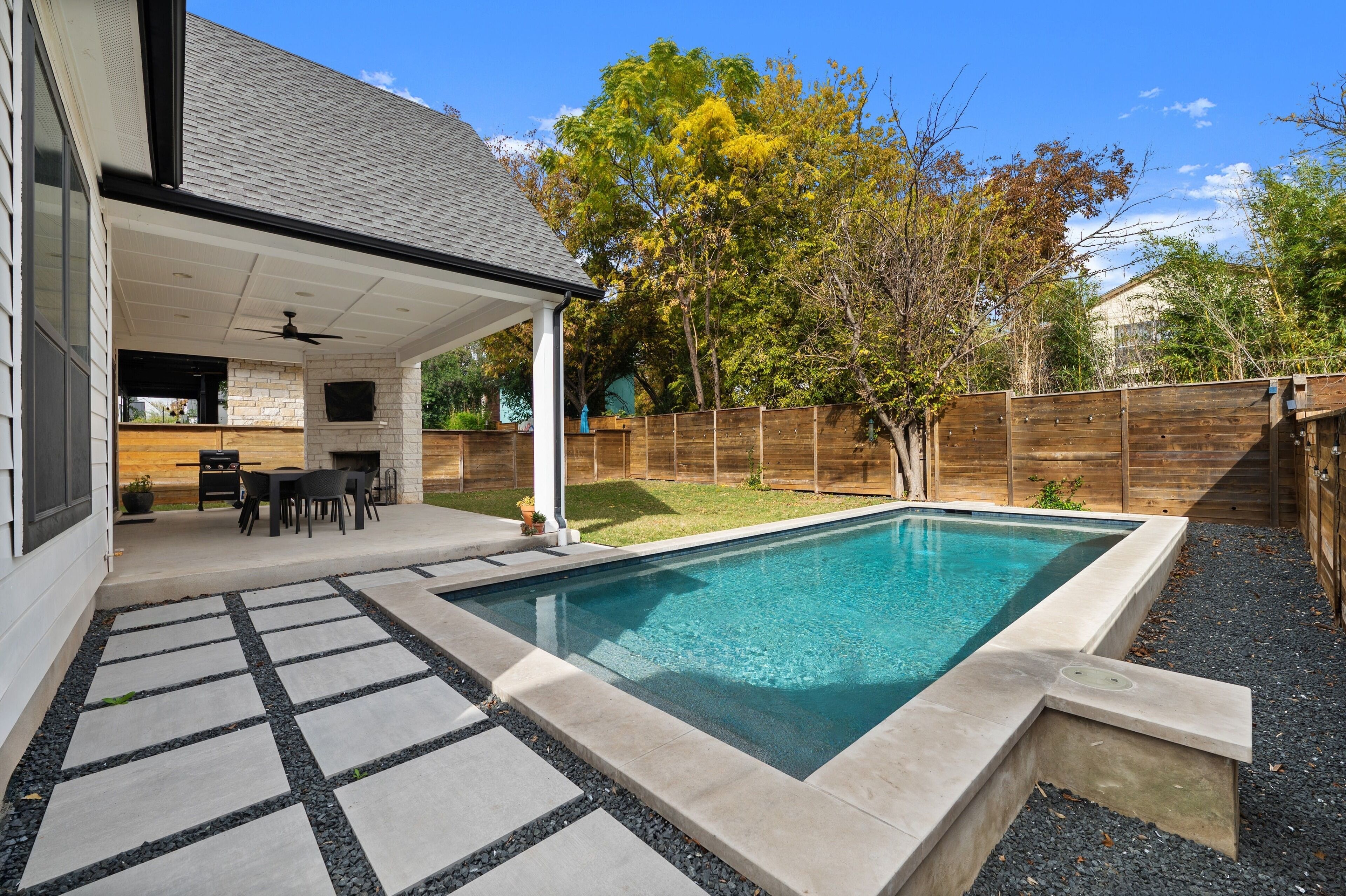 Zilker Farmhouse + Private Pool - Evie!