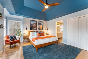 4 bedrooms, desk, iron/ironing board, travel cot - Walk to Beach HotTub FirePit Game room Lake View (East Stroudsburg)