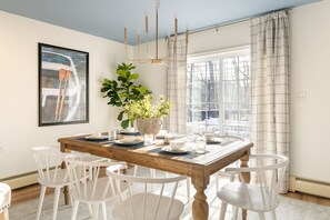 Dining - Walk to Beach HotTub FirePit Game room Lake View (East Stroudsburg)