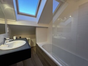 Dusche, Haartrockner, Handtücher, Toilettenpapier