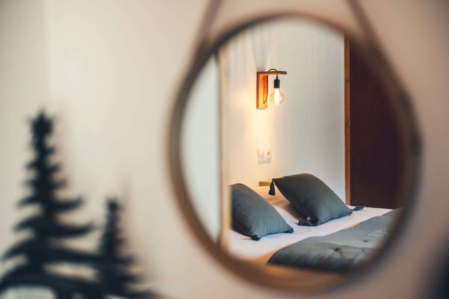 4 chambres, bureau, fer et planche à repasser, lit parapluie