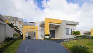 Exterior - LnD Villa! Lovely gated community, 24 hrs security, amazing view, and pool  (Ocho Rios)