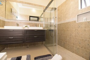 Dusche, Haartrockner, Handtücher, Seife