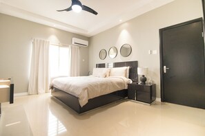 3 bedrooms, iron/ironing board, free WiFi, bed sheets - LnD Villa! Lovely gated community, 24 hrs security, amazing view, and pool  (Ocho Rios)