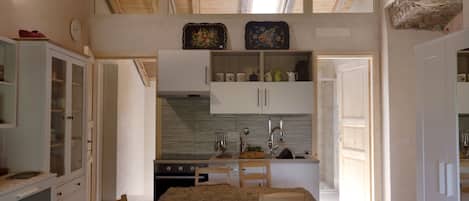 Refrigerador, horno, cafetera y tetera y tetera eléctrica